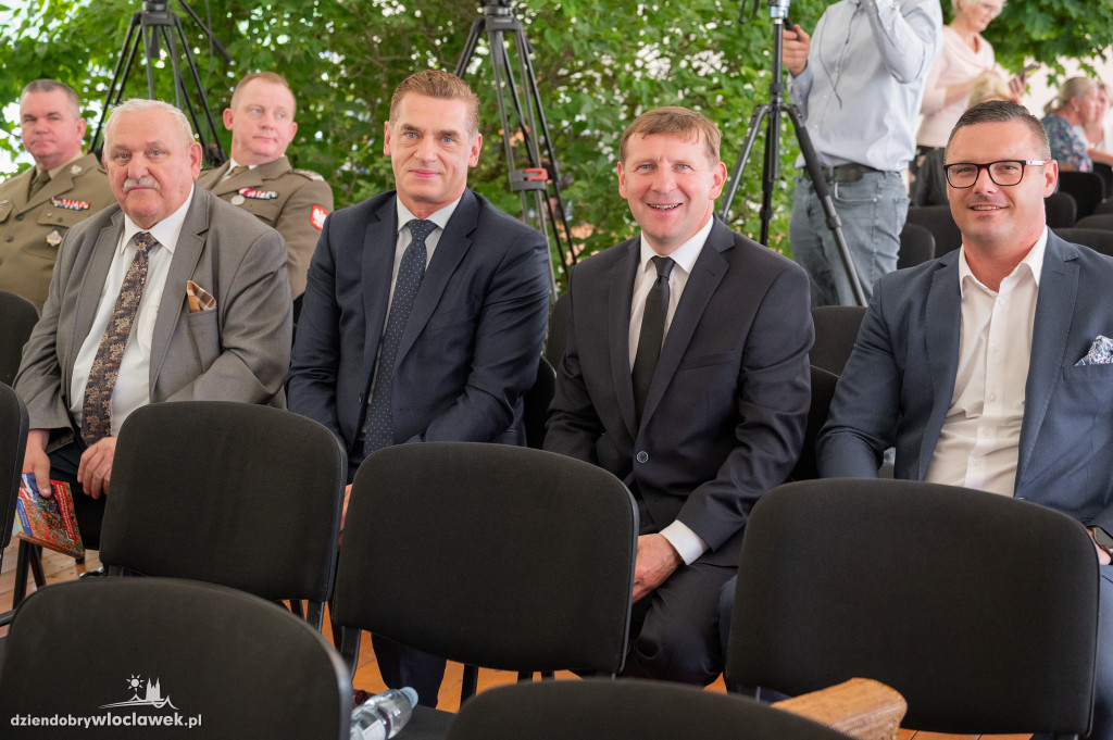 Uroczysta sesja sejmiku w ogrodach przedstawicielstwa