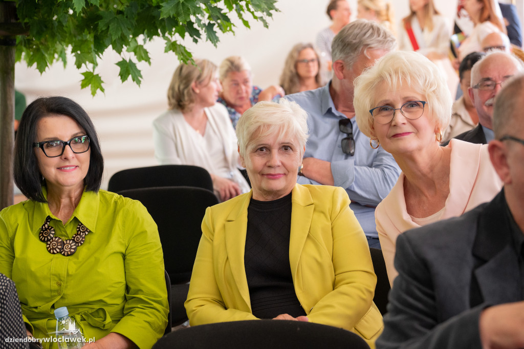 Uroczysta sesja sejmiku w ogrodach przedstawicielstwa