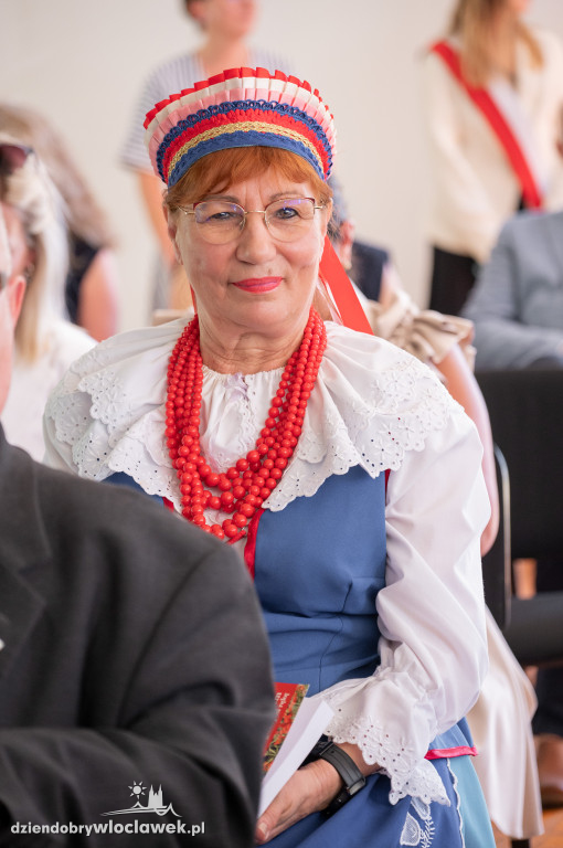 Uroczysta sesja sejmiku w ogrodach przedstawicielstwa