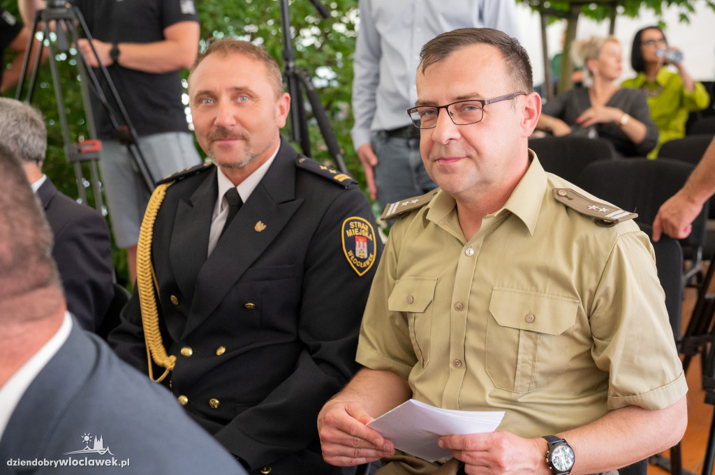 Uroczysta sesja sejmiku w ogrodach przedstawicielstwa
