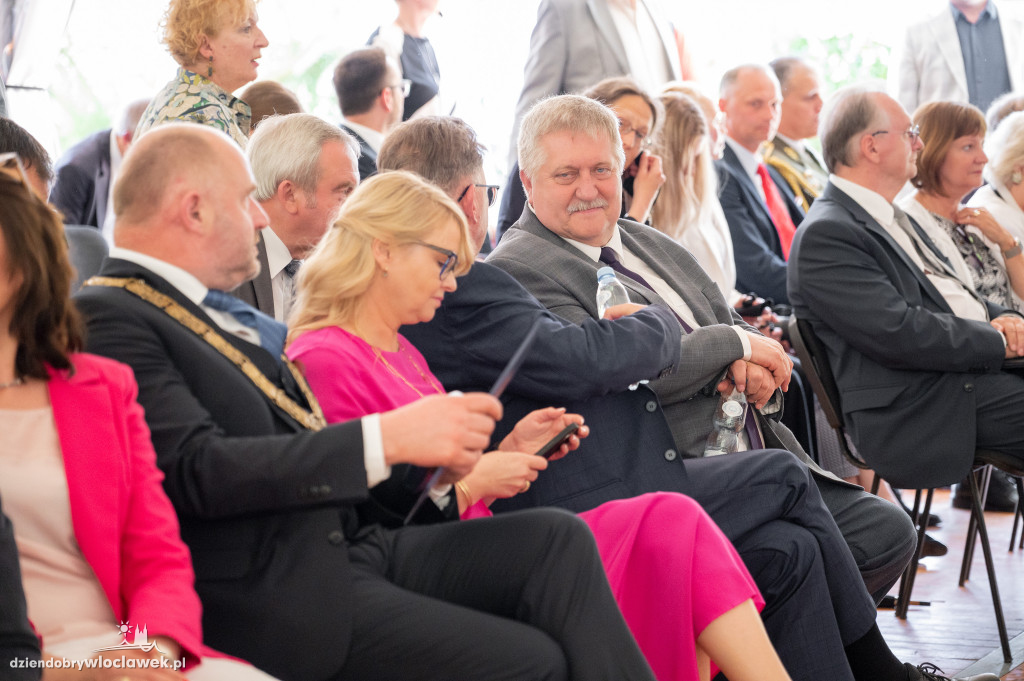 Uroczysta sesja sejmiku w ogrodach przedstawicielstwa