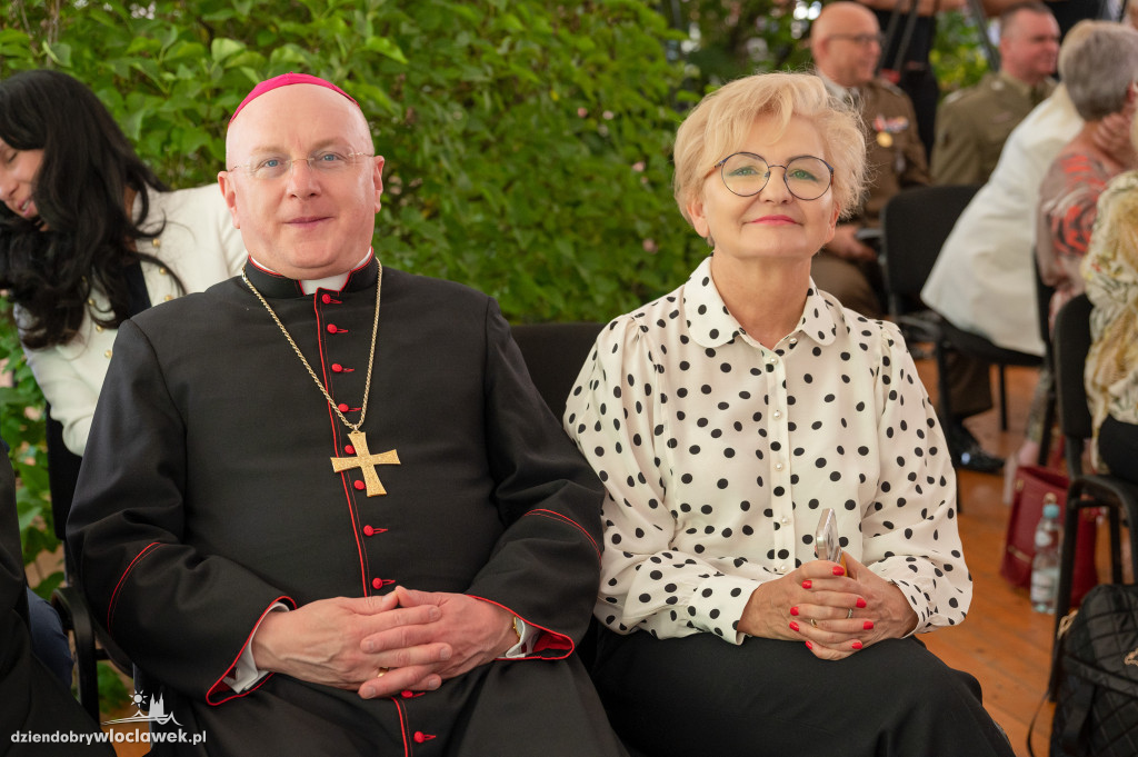 Uroczysta sesja sejmiku w ogrodach przedstawicielstwa