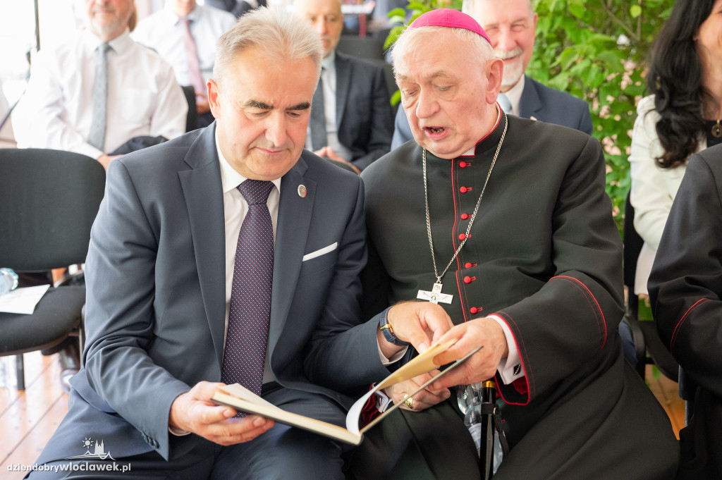 Uroczysta sesja sejmiku w ogrodach przedstawicielstwa