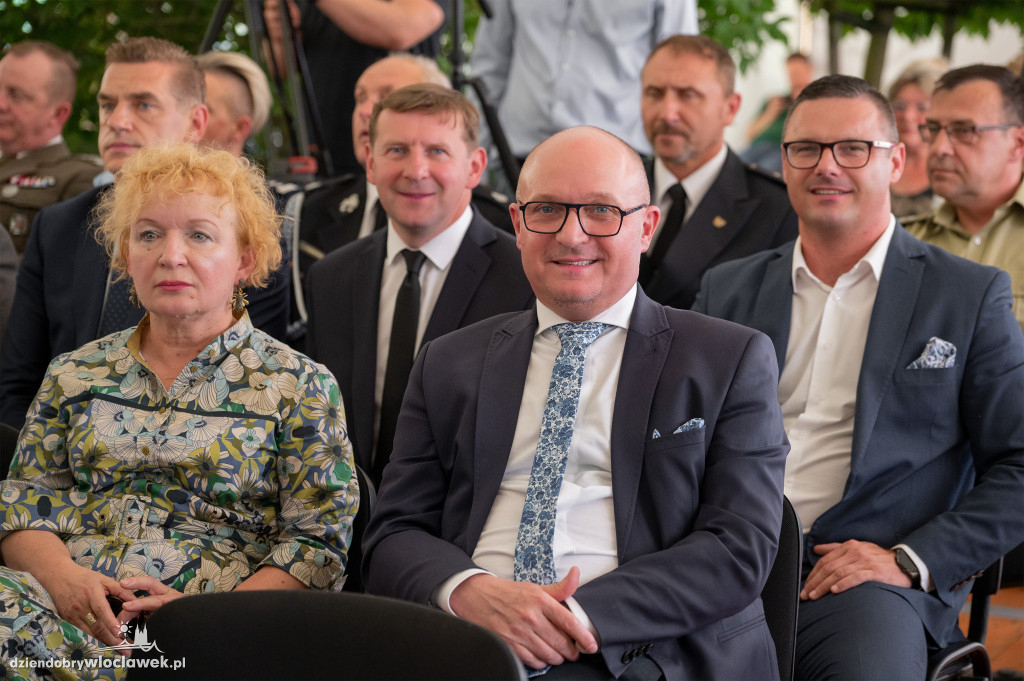 Uroczysta sesja sejmiku w ogrodach przedstawicielstwa