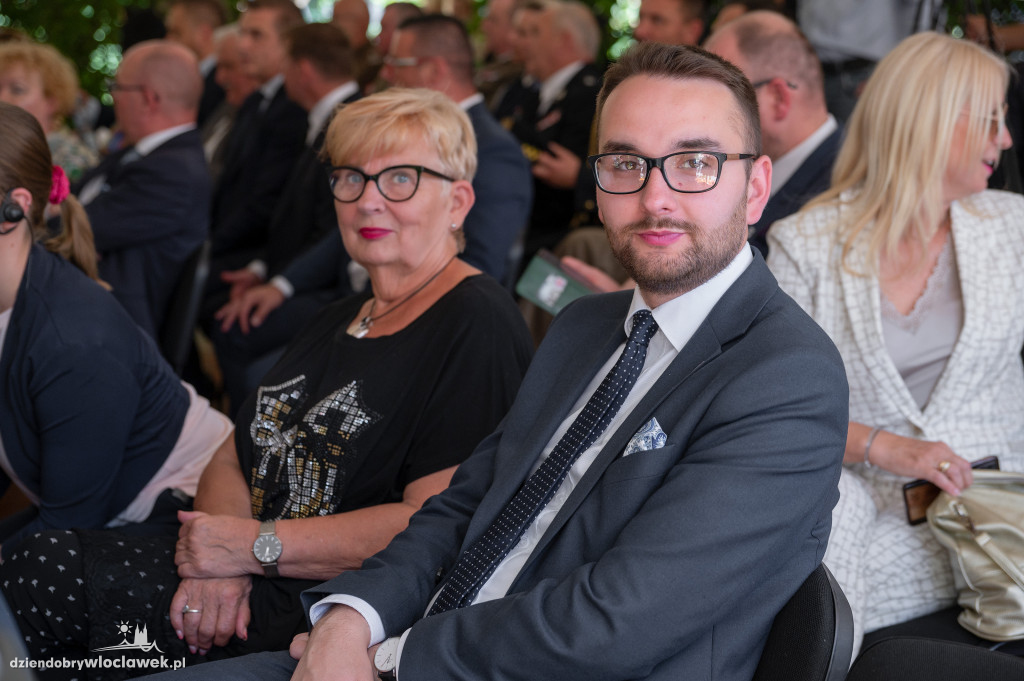 Uroczysta sesja sejmiku w ogrodach przedstawicielstwa