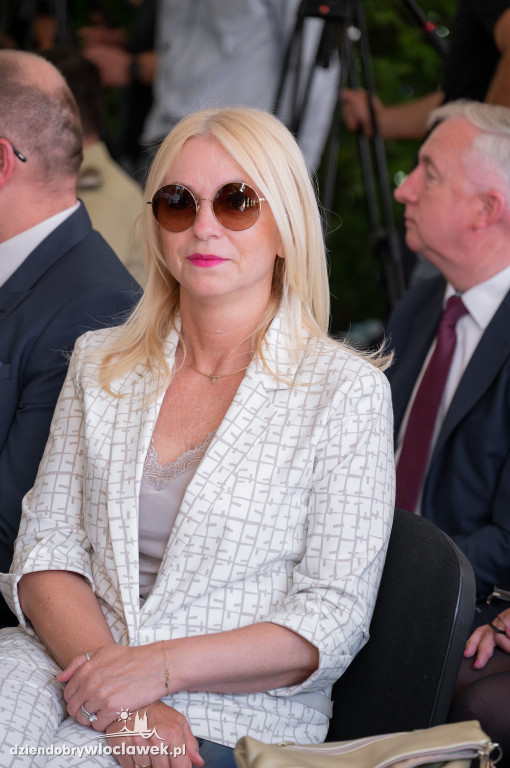 Uroczysta sesja sejmiku w ogrodach przedstawicielstwa