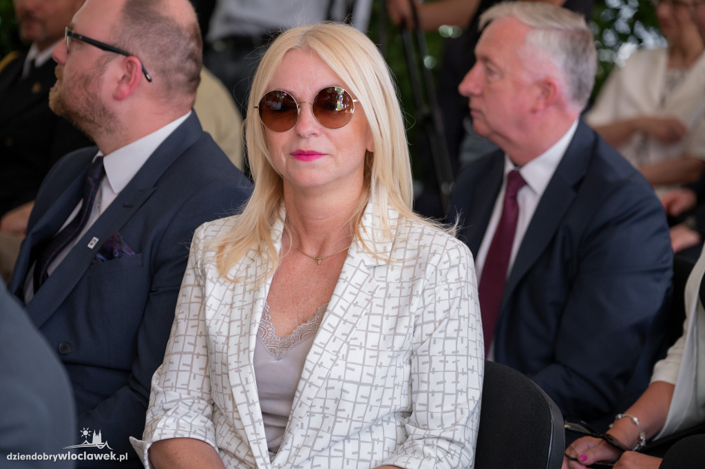 Uroczysta sesja sejmiku w ogrodach przedstawicielstwa