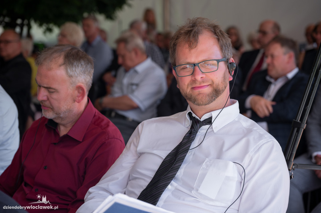 Uroczysta sesja sejmiku w ogrodach przedstawicielstwa