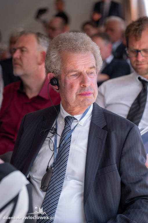 Uroczysta sesja sejmiku w ogrodach przedstawicielstwa