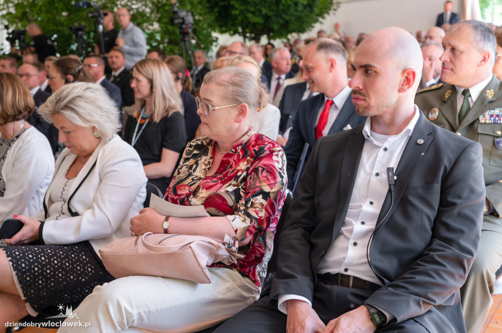 Uroczysta sesja sejmiku w ogrodach przedstawicielstwa