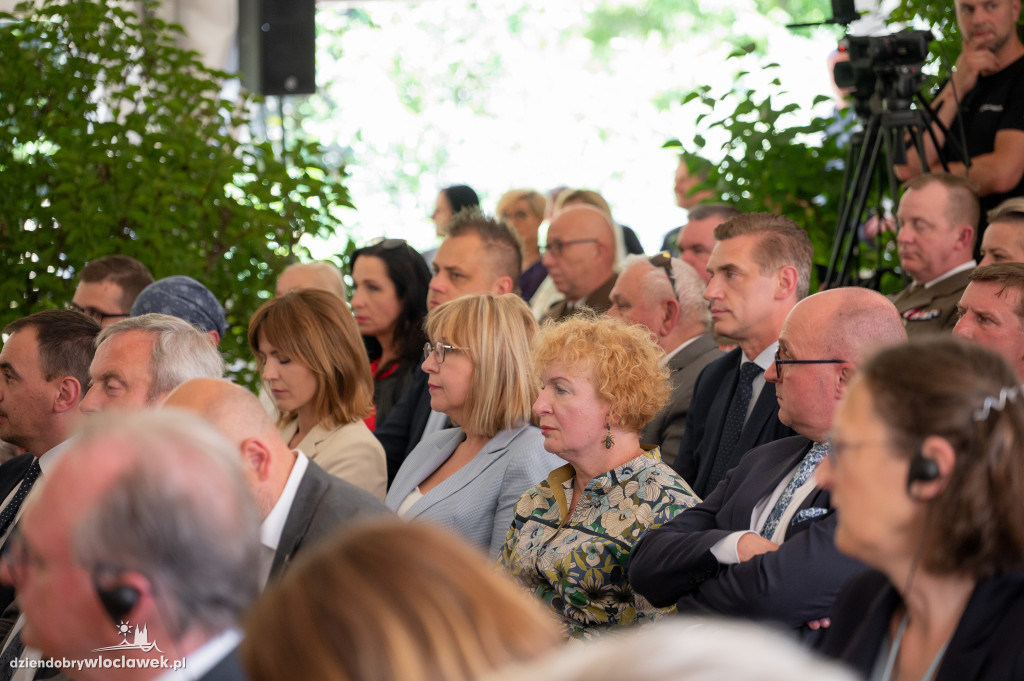 Uroczysta sesja sejmiku w ogrodach przedstawicielstwa