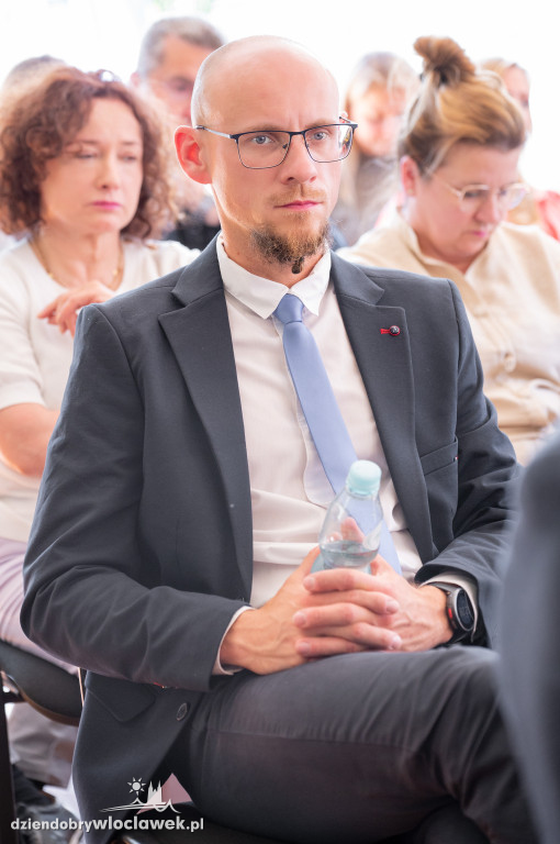 Uroczysta sesja sejmiku w ogrodach przedstawicielstwa