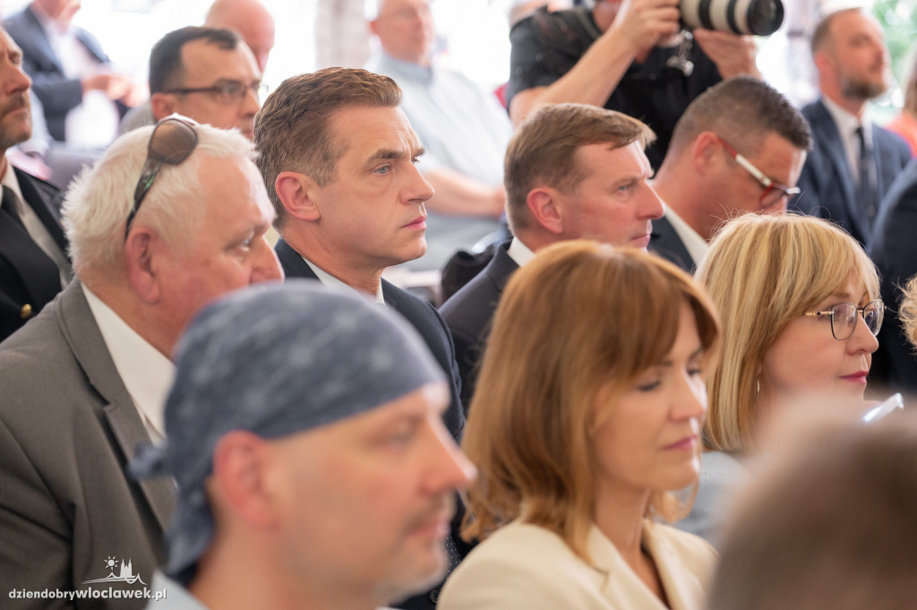 Uroczysta sesja sejmiku w ogrodach przedstawicielstwa