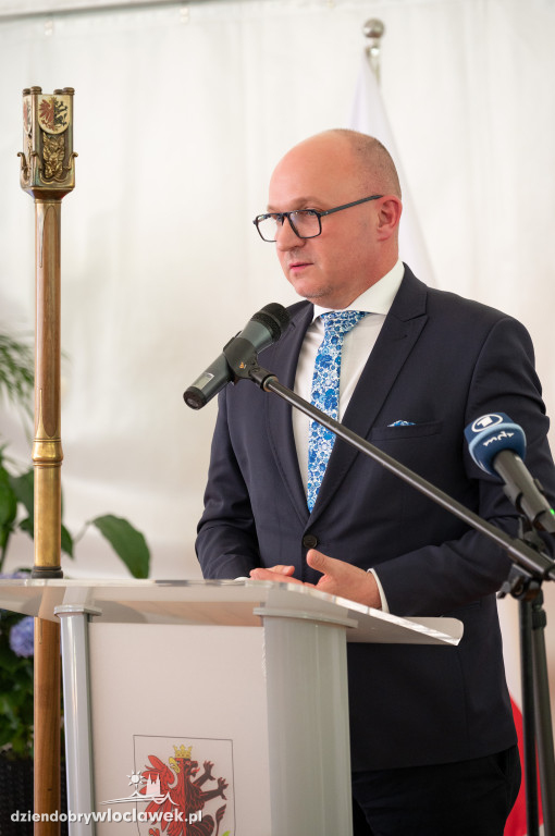 Uroczysta sesja sejmiku w ogrodach przedstawicielstwa