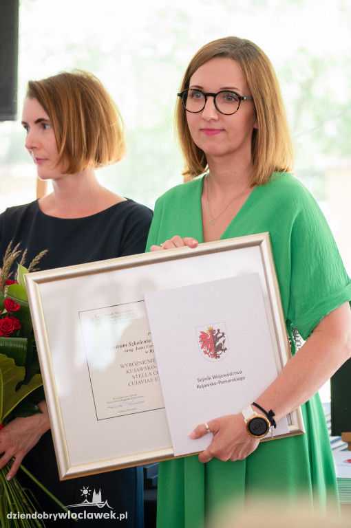 Uroczysta sesja sejmiku w ogrodach przedstawicielstwa