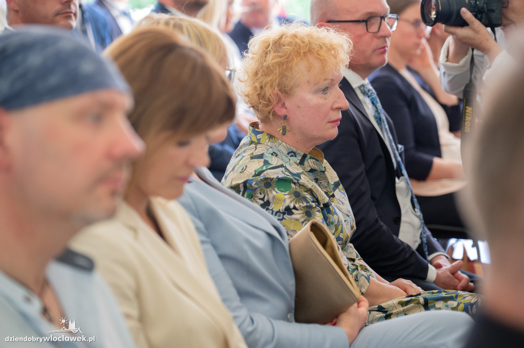 Uroczysta sesja sejmiku w ogrodach przedstawicielstwa