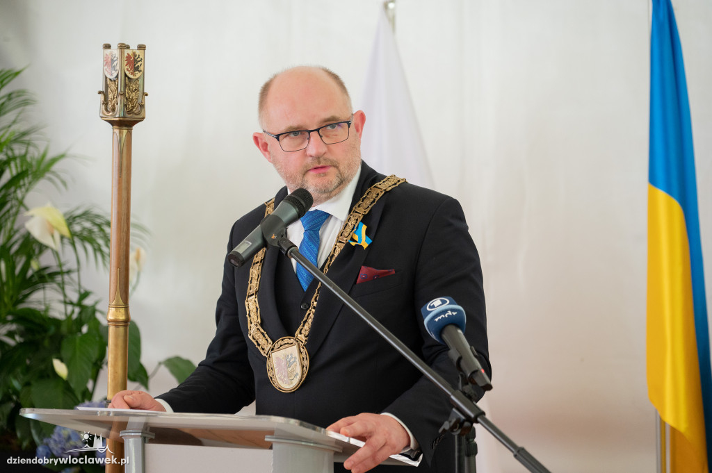 Uroczysta sesja sejmiku w ogrodach przedstawicielstwa