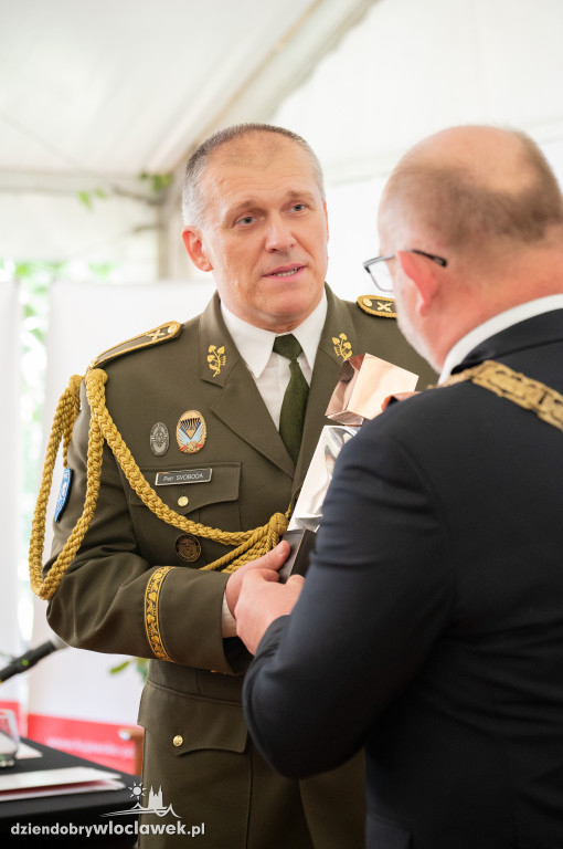 Uroczysta sesja sejmiku w ogrodach przedstawicielstwa