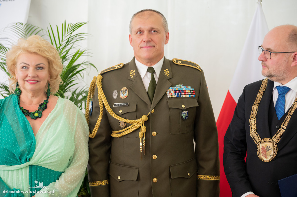 Uroczysta sesja sejmiku w ogrodach przedstawicielstwa