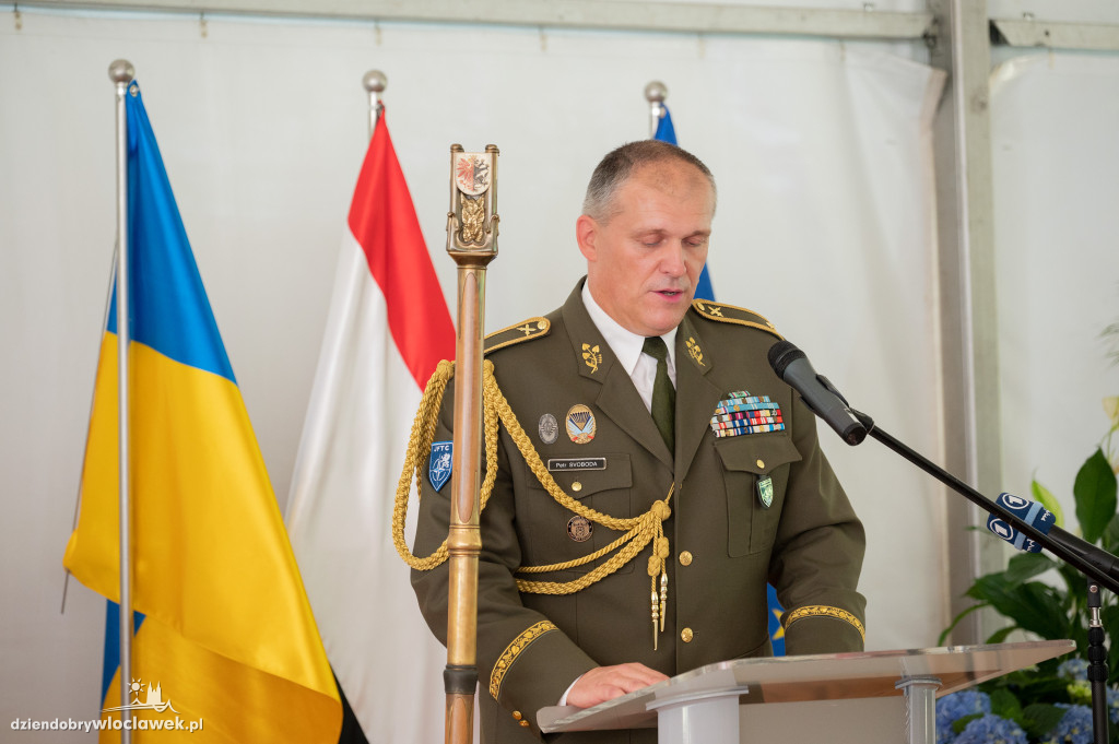 Uroczysta sesja sejmiku w ogrodach przedstawicielstwa
