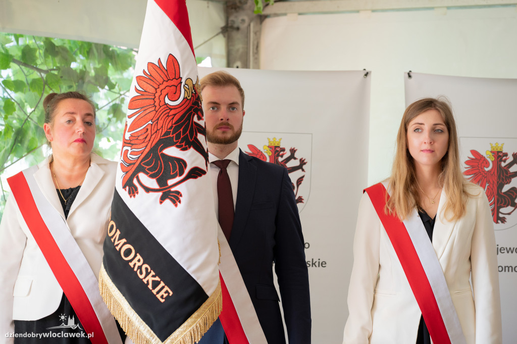 Uroczysta sesja sejmiku w ogrodach przedstawicielstwa
