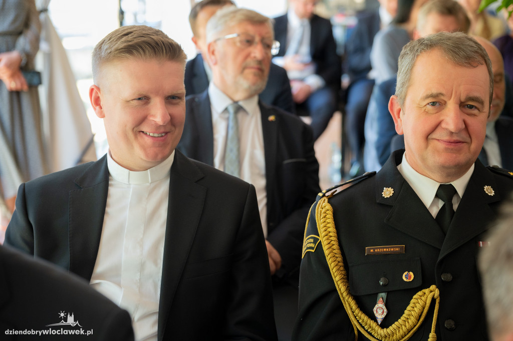 Uroczysta sesja sejmiku w ogrodach przedstawicielstwa