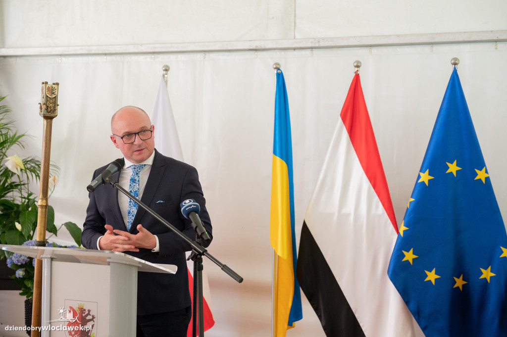 Uroczysta sesja sejmiku w ogrodach przedstawicielstwa