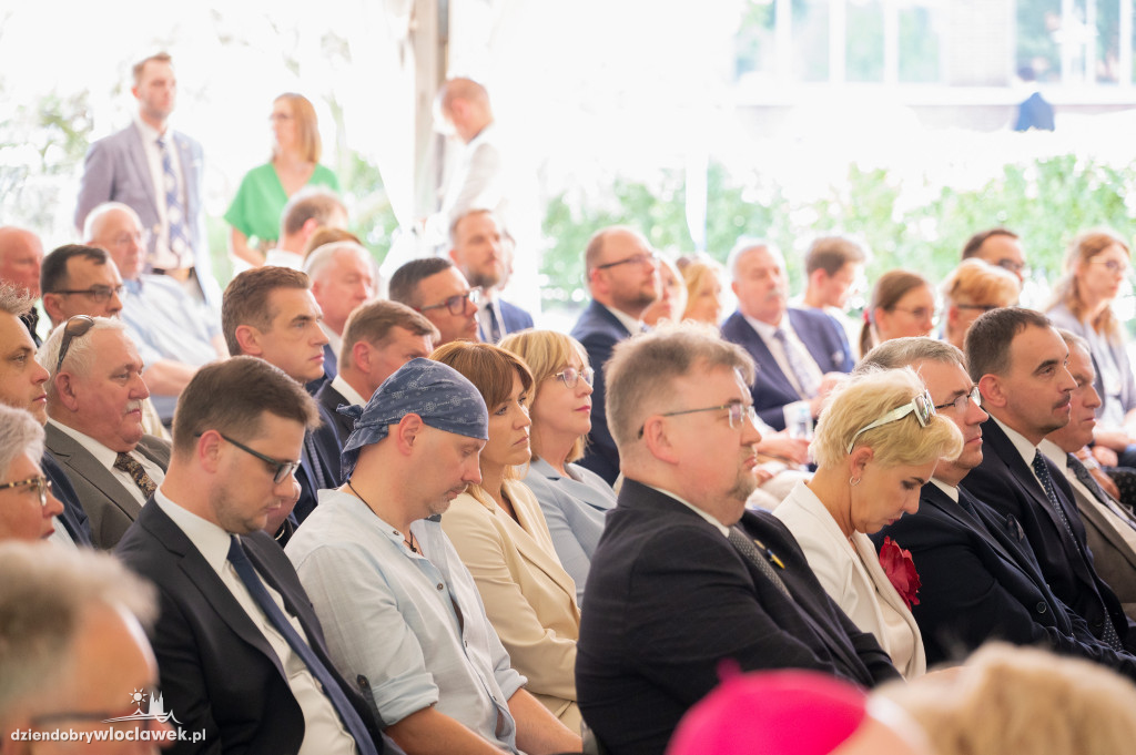 Uroczysta sesja sejmiku w ogrodach przedstawicielstwa