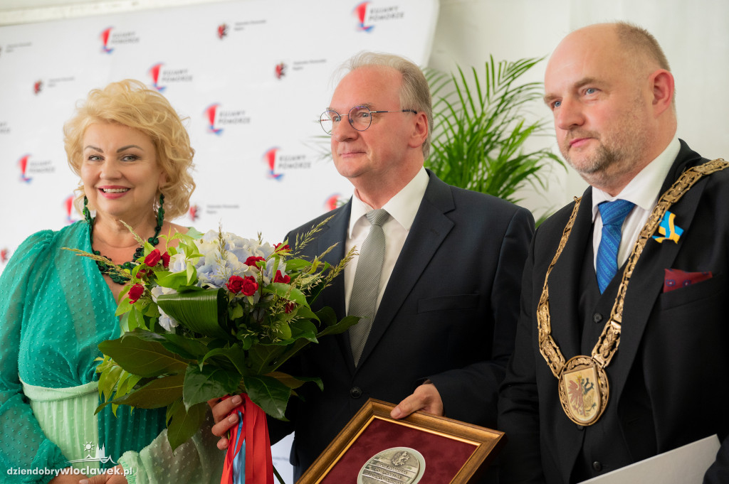 Uroczysta sesja sejmiku w ogrodach przedstawicielstwa
