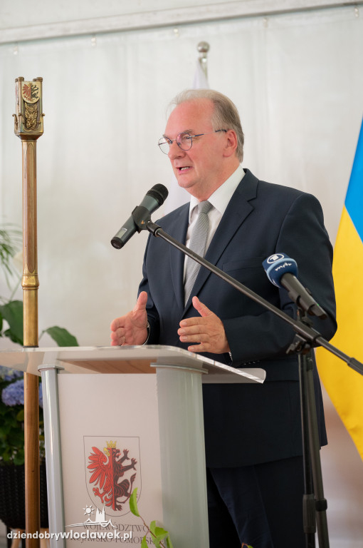 Uroczysta sesja sejmiku w ogrodach przedstawicielstwa