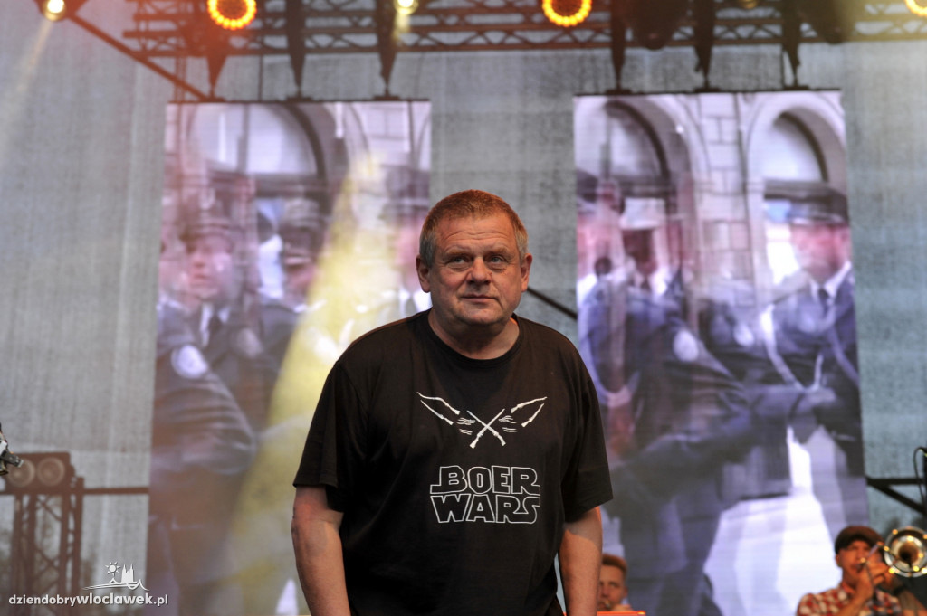 Tłumy ludzi na koncercie zespołu Kult