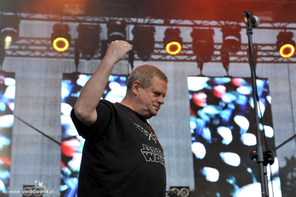 Tłumy ludzi na koncercie zespołu Kult