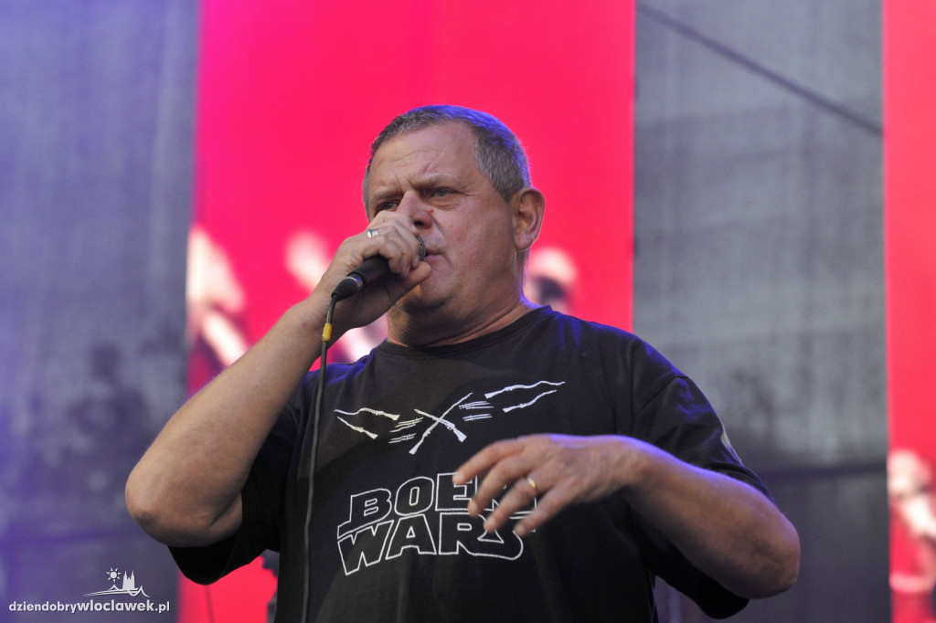 Tłumy ludzi na koncercie zespołu Kult