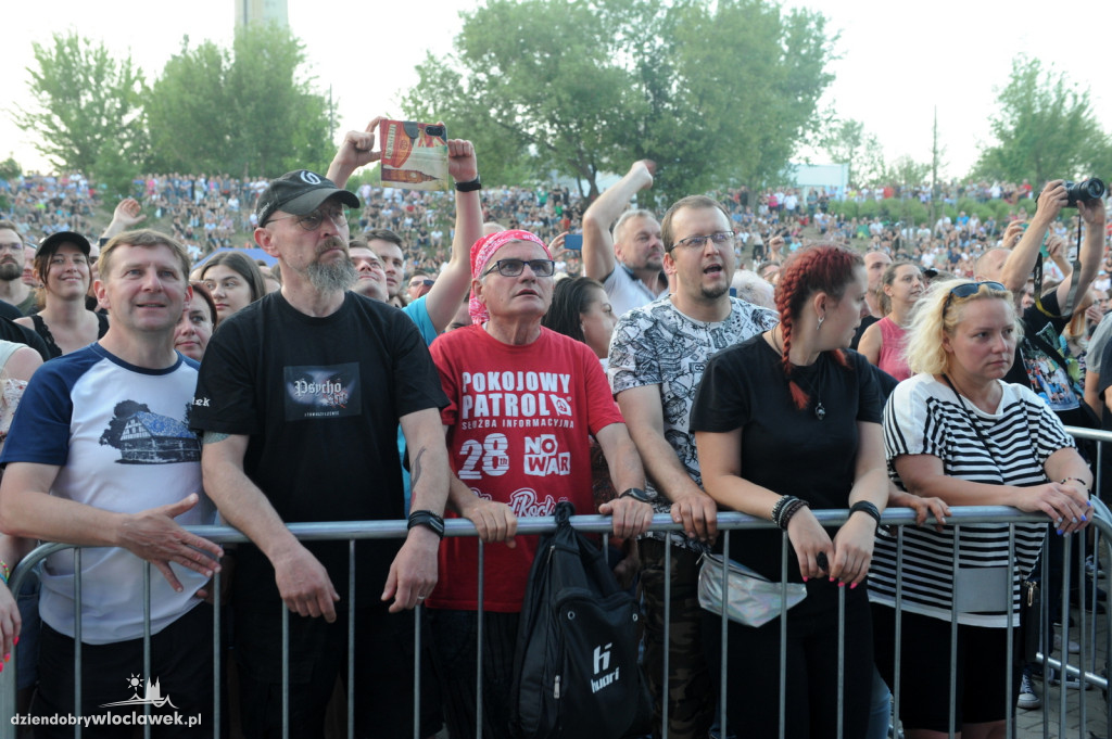 Tłumy ludzi na koncercie zespołu Kult