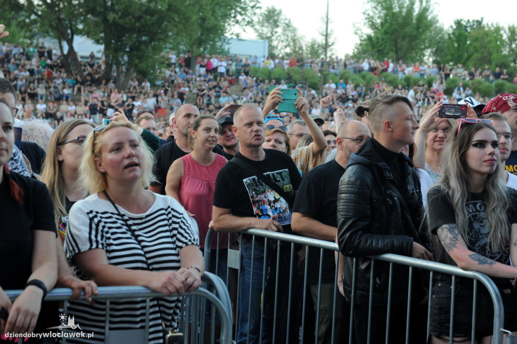 Tłumy ludzi na koncercie zespołu Kult