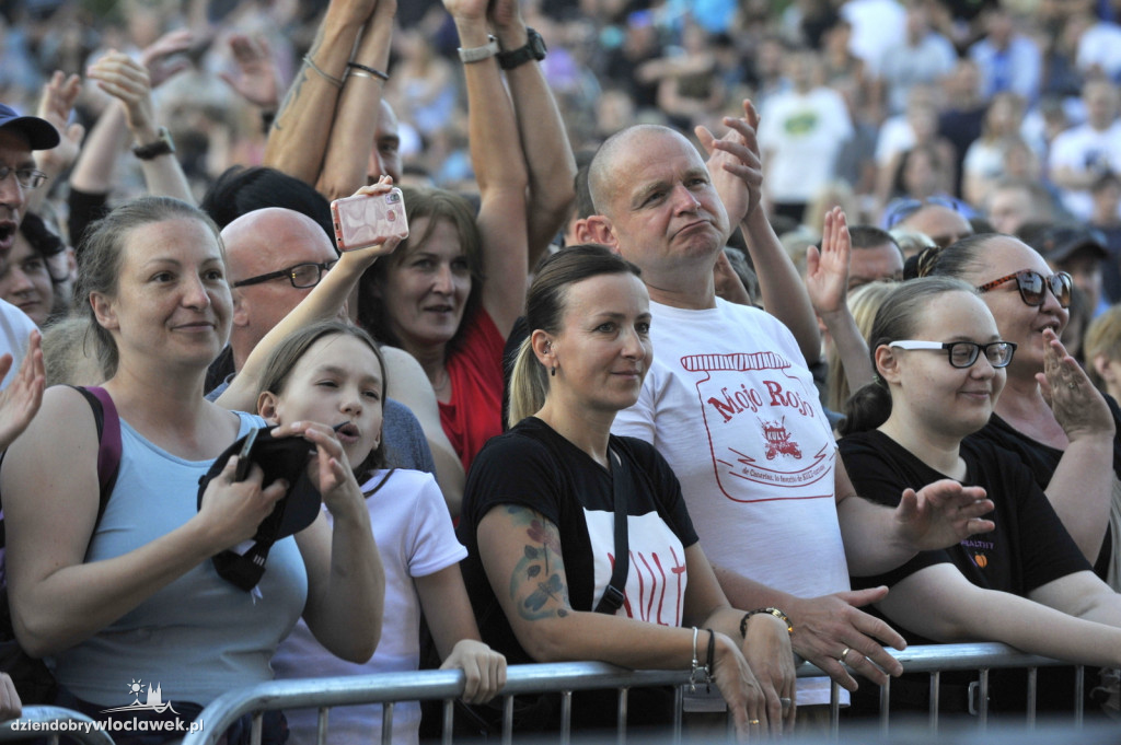 Tłumy ludzi na koncercie zespołu Kult