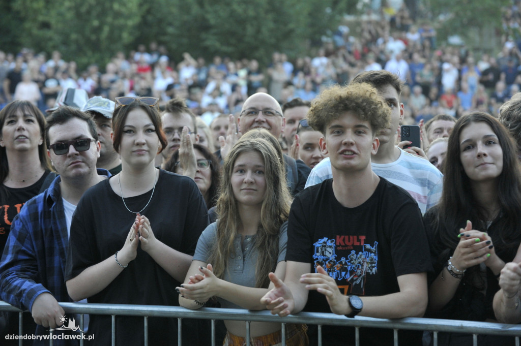 Tłumy ludzi na koncercie zespołu Kult