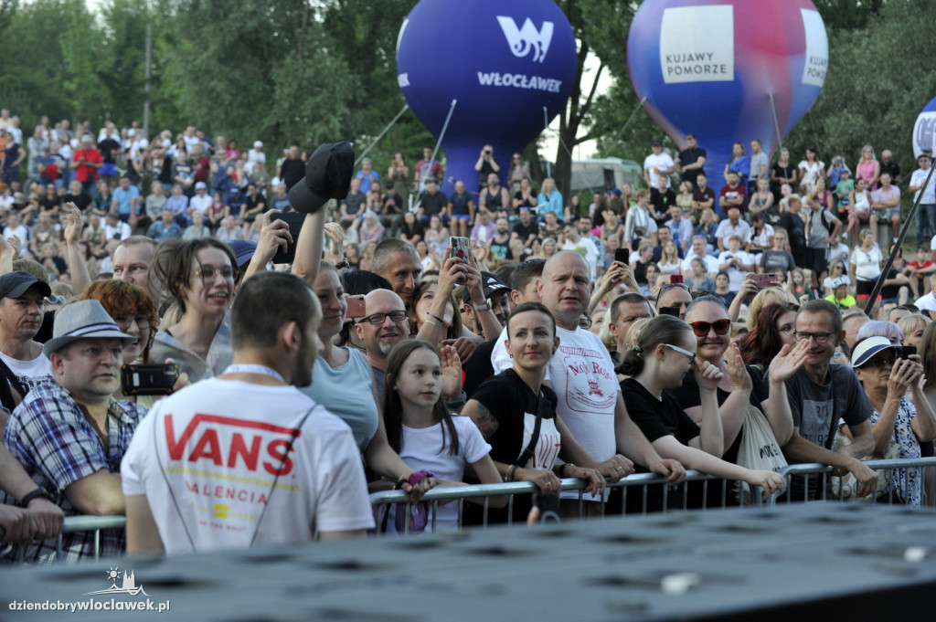 Tłumy ludzi na koncercie zespołu Kult