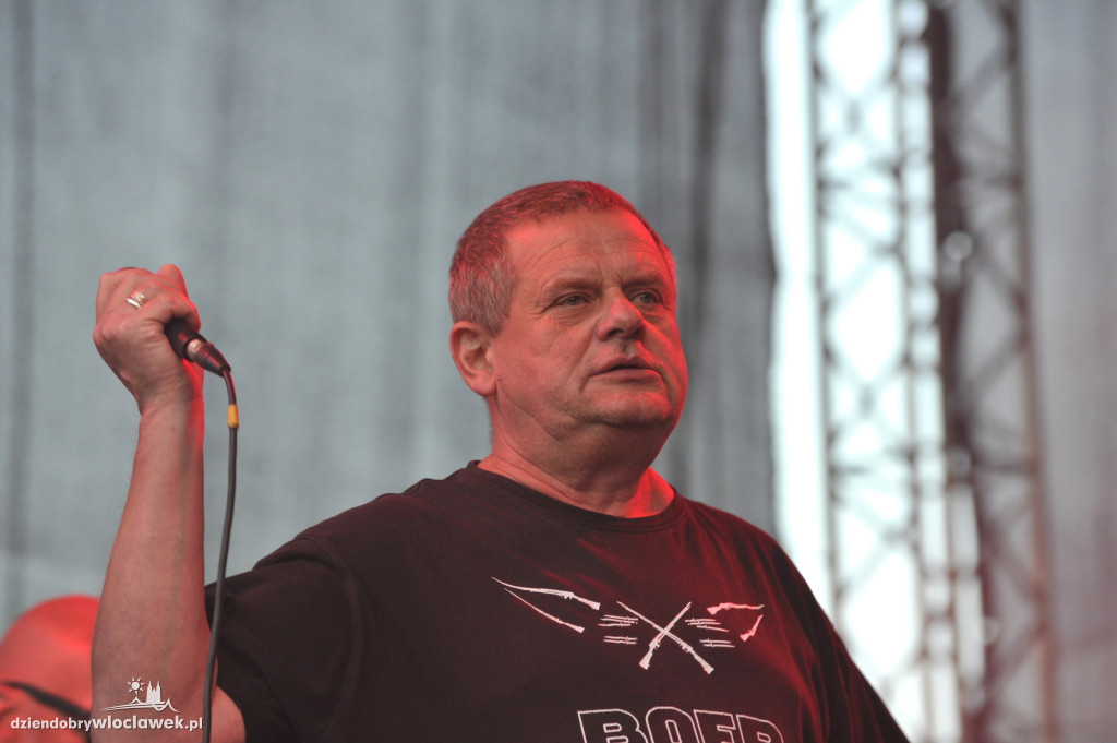 Tłumy ludzi na koncercie zespołu Kult