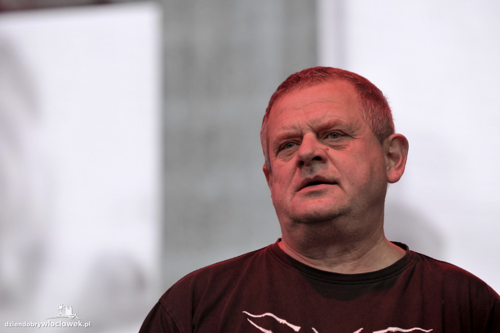 Tłumy ludzi na koncercie zespołu Kult