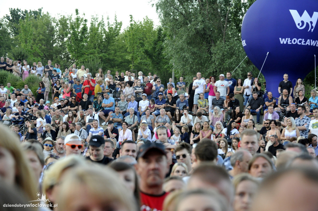 Tłumy ludzi na koncercie zespołu Kult