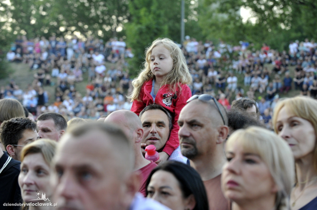 Tłumy ludzi na koncercie zespołu Kult