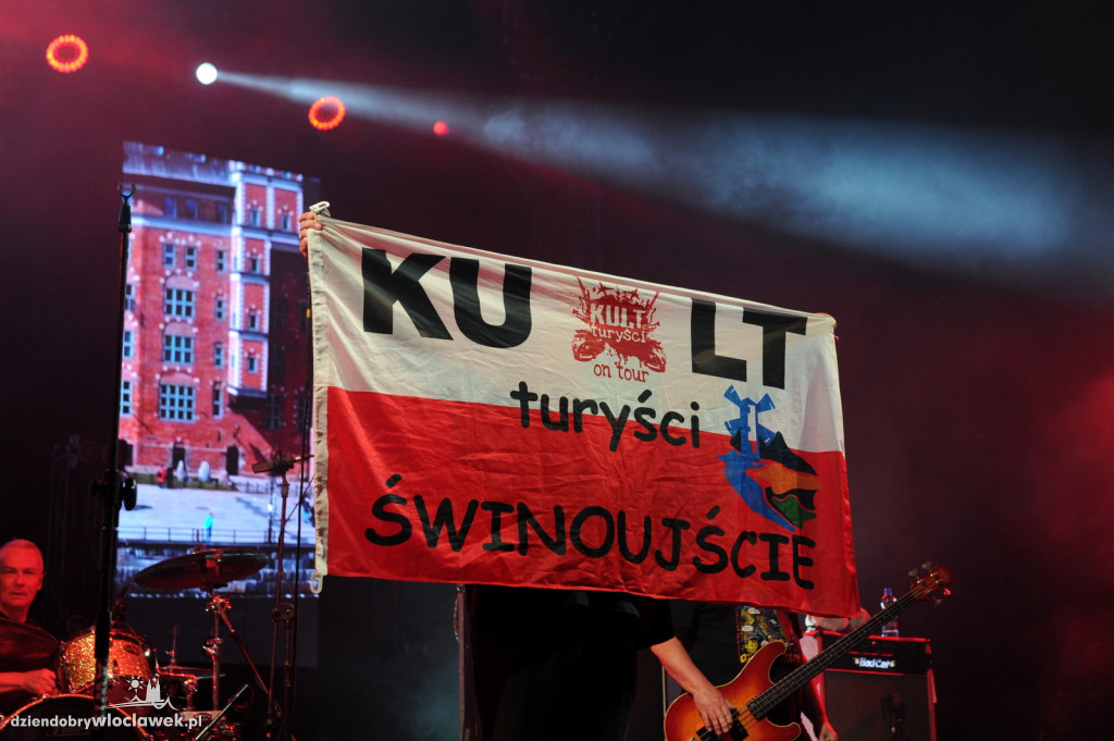 Tłumy ludzi na koncercie zespołu Kult
