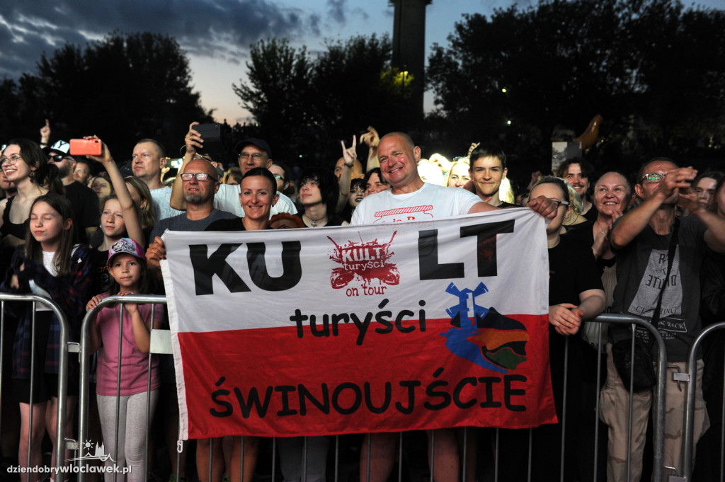 Tłumy ludzi na koncercie zespołu Kult