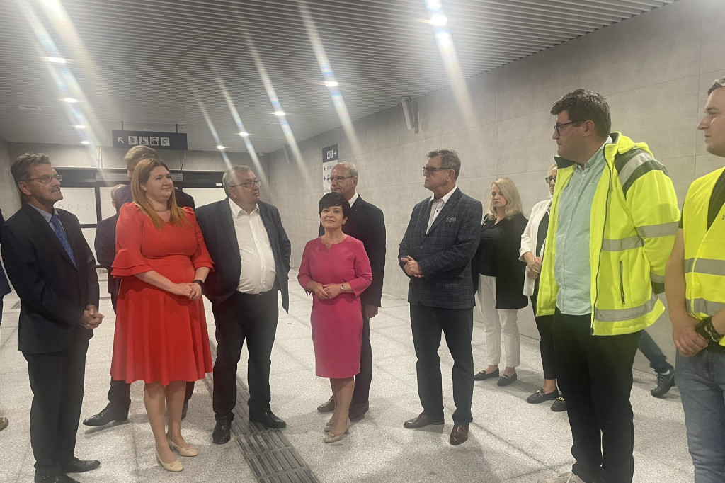 Minister Adamczyk na nowym dworcu we Włocławku