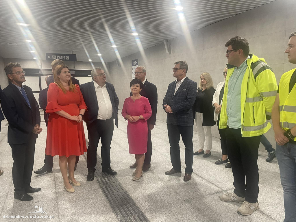 Minister Adamczyk na nowym dworcu we Włocławku