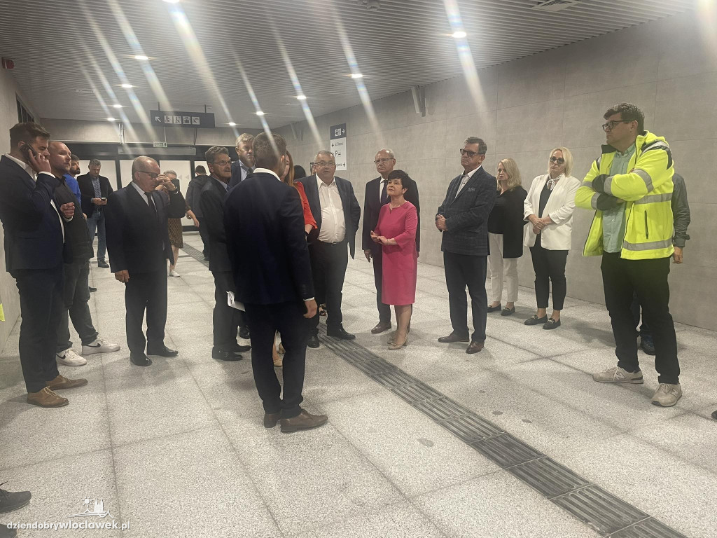 Minister Adamczyk na nowym dworcu we Włocławku