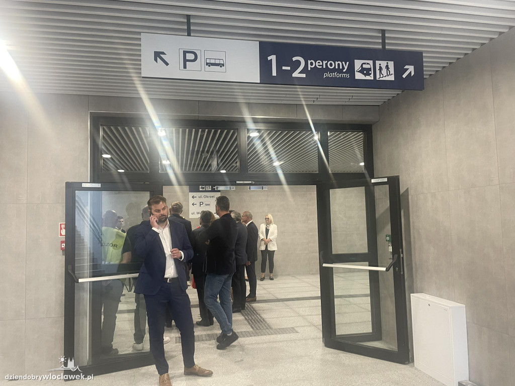 Minister Adamczyk na nowym dworcu we Włocławku