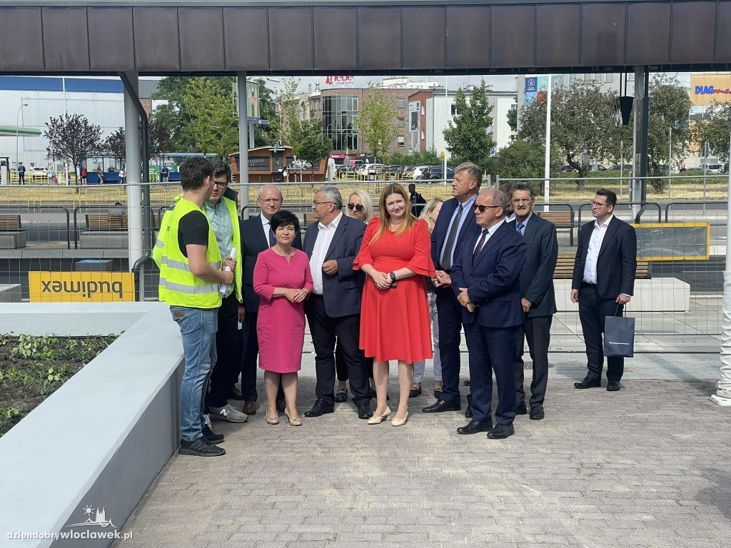 Minister Adamczyk na nowym dworcu we Włocławku