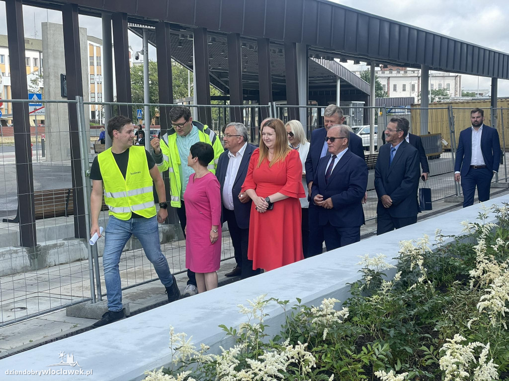 Minister Adamczyk na nowym dworcu we Włocławku